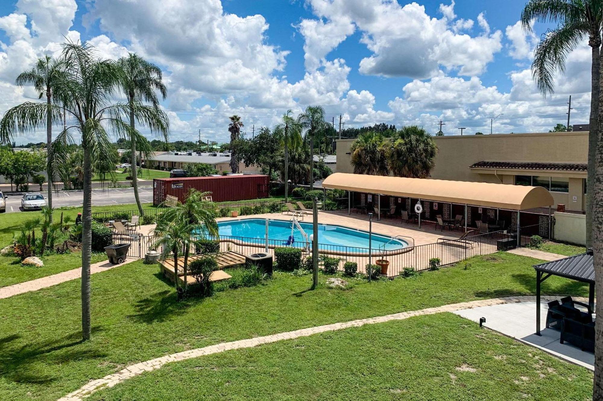 Rodeway Inn Sun City Center Exterior photo