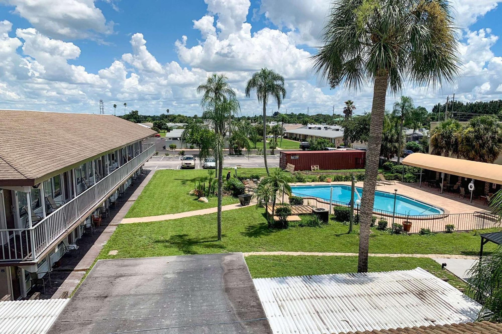 Rodeway Inn Sun City Center Exterior photo