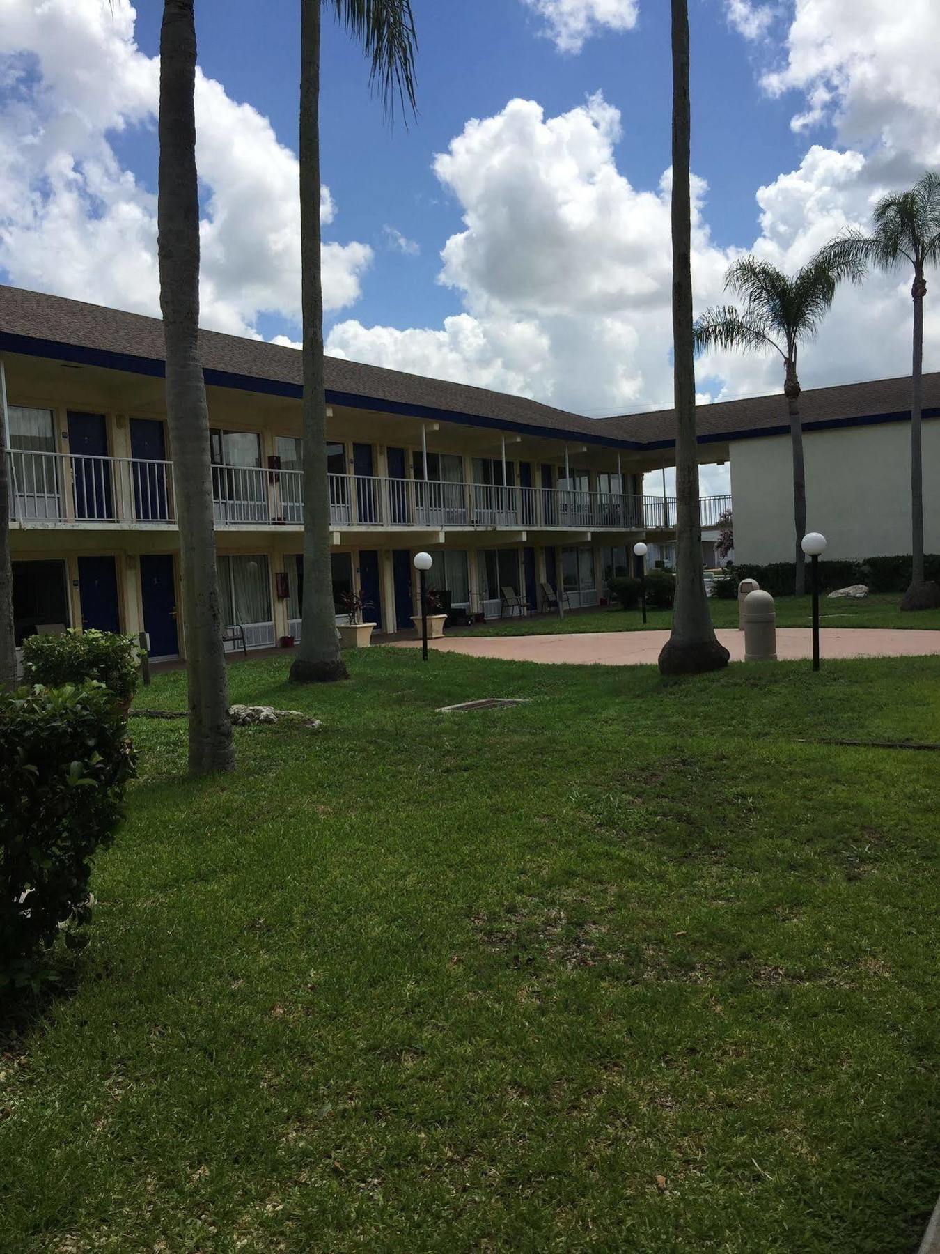 Rodeway Inn Sun City Center Exterior photo